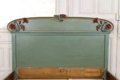 Lit Art Nouveau en bois sculpté et peint, Pavots / Coquelicots, Circa 1900