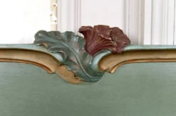 Lit Art Nouveau en bois sculpté et peint, Pavots / Coquelicots, Circa 1900