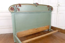 Lit Art Nouveau en bois sculpté et peint, Pavots / Coquelicots, Circa 1900