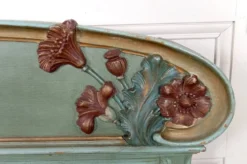Lit Art Nouveau en bois sculpté et peint, Pavots / Coquelicots, Circa 1900