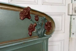 Lit Art Nouveau en bois sculpté et peint, Pavots / Coquelicots, Circa 1900