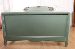 Lit Art Nouveau en bois sculpté et peint, Pavots / Coquelicots, Circa 1900