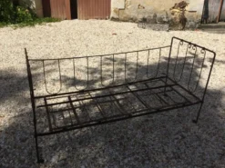 Lit banquette ancien fer forgé avec coussins