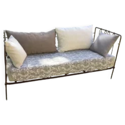 Lit banquette ancien fer forgé avec coussins