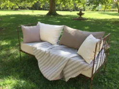 Lit banquette ancien fer forgé avec coussins