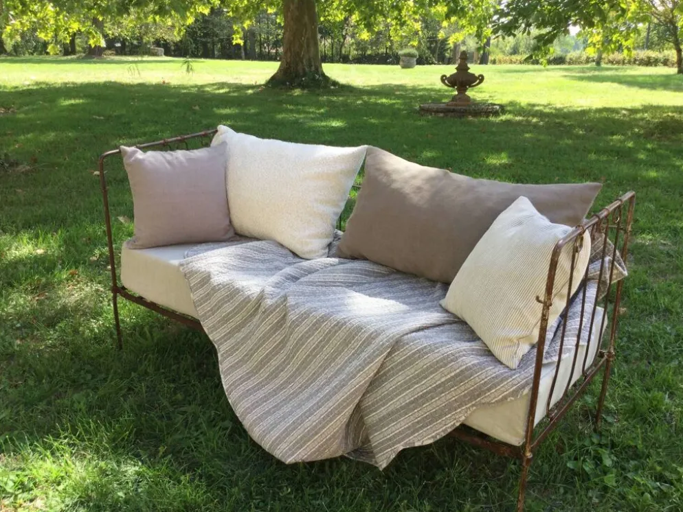 Lit banquette ancien fer forgé avec coussins