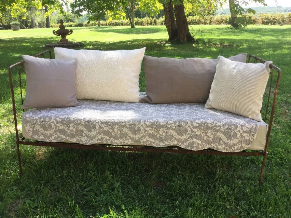 Lit banquette ancien fer forgé avec coussins