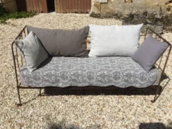 Lit banquette ancien fer forgé avec coussins