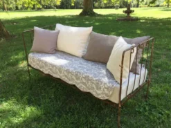 Lit banquette ancien fer forgé avec coussins