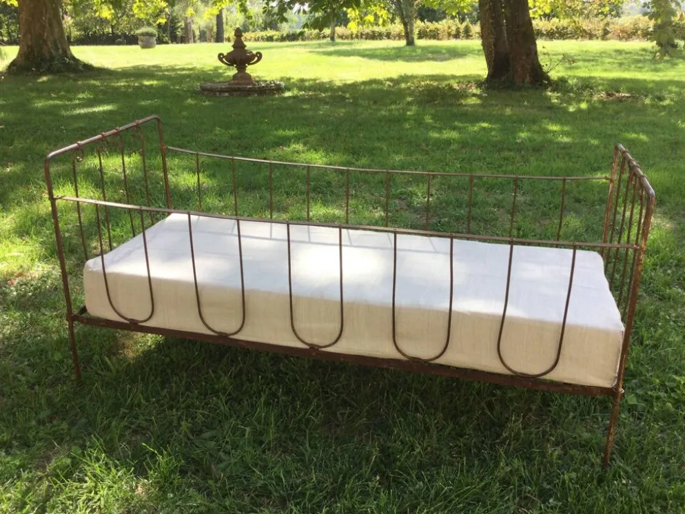 Lit banquette ancien fer forgé avec coussins