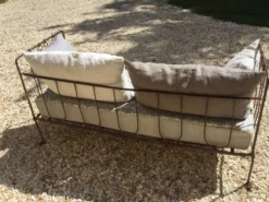 Lit banquette ancien fer forgé avec coussins