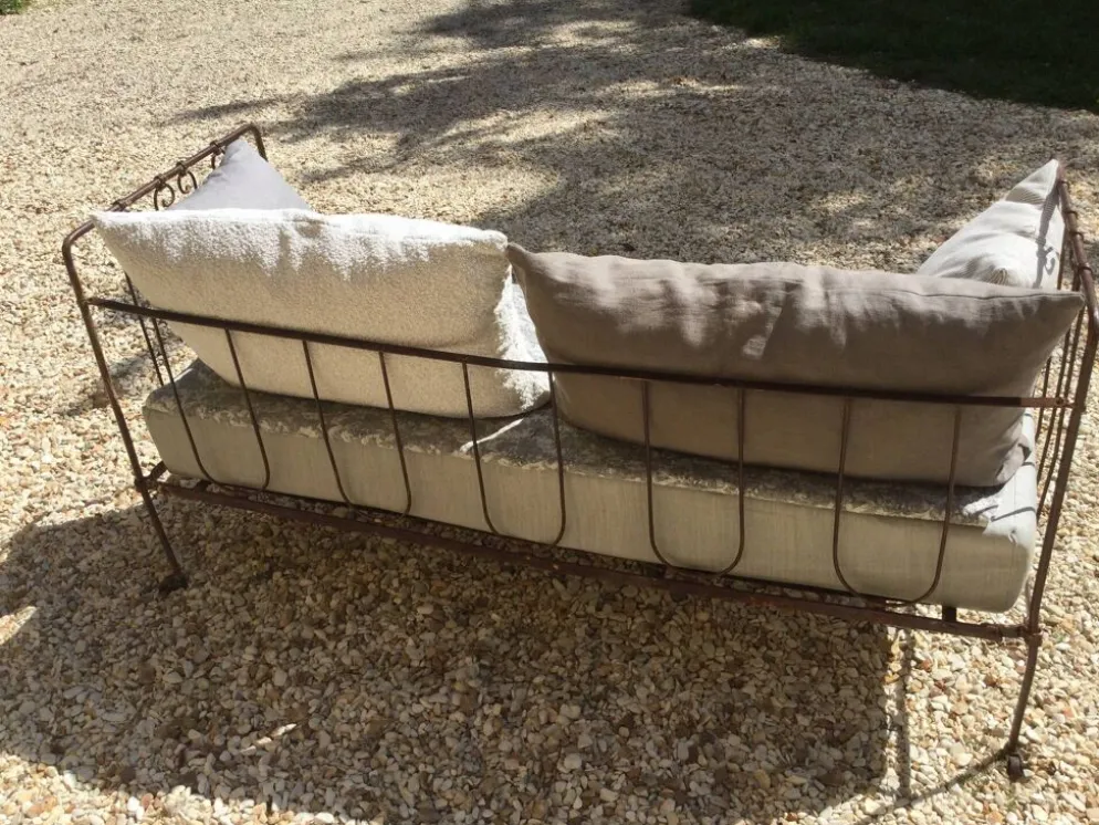 Lit banquette ancien fer forgé avec coussins