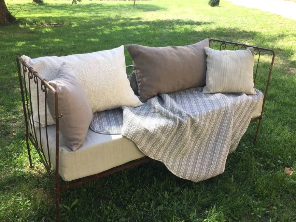 Lit banquette ancien fer forgé avec coussins