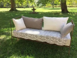 Lit banquette ancien fer forgé avec coussins