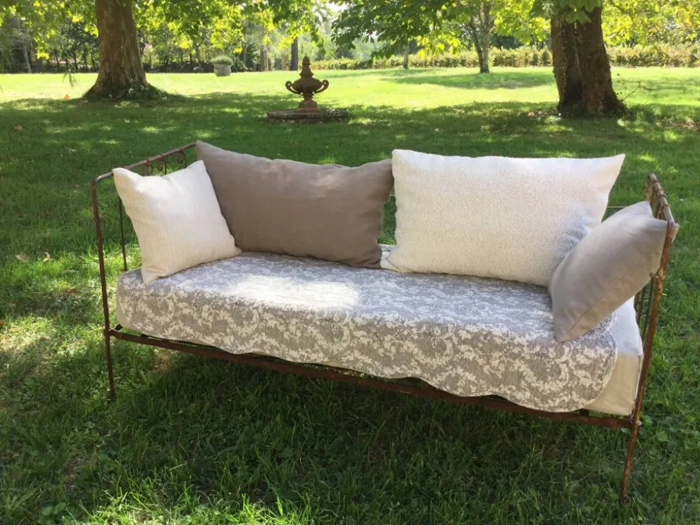 Lit banquette ancien fer forgé avec coussins