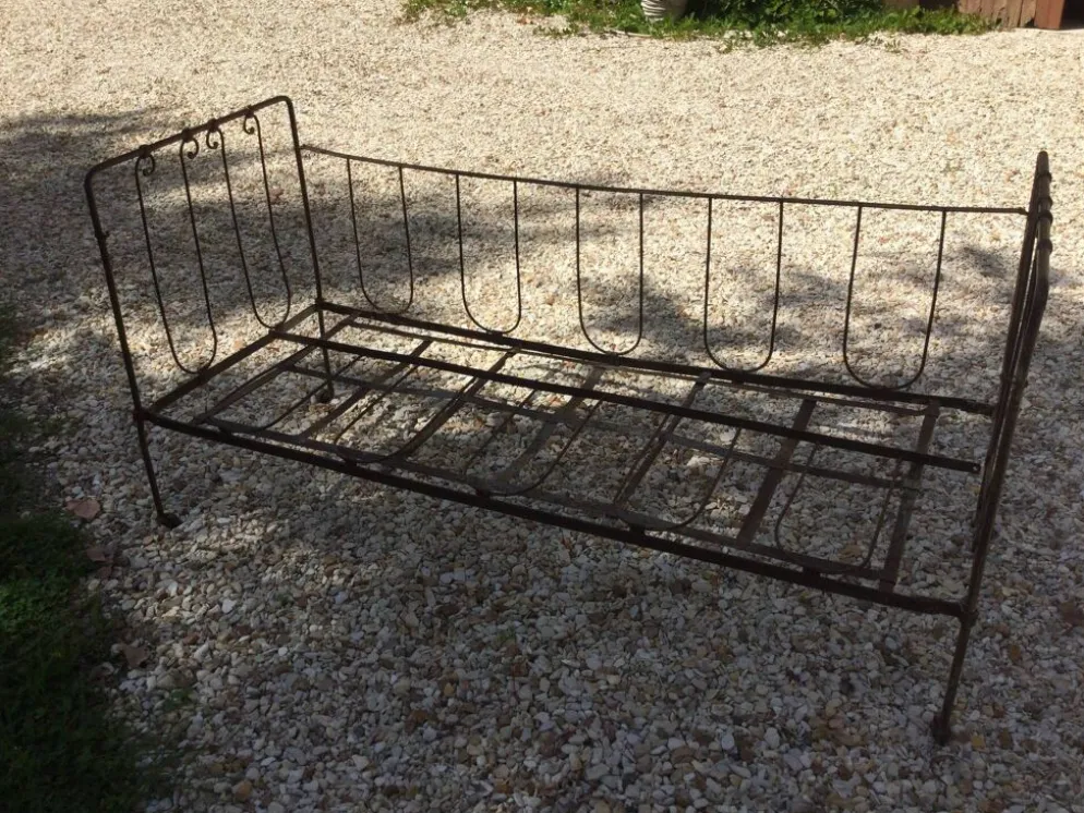 Lit banquette ancien fer forgé avec coussins