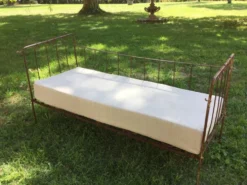 Lit banquette ancien fer forgé avec coussins