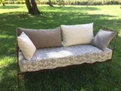Lit banquette ancien fer forgé avec coussins