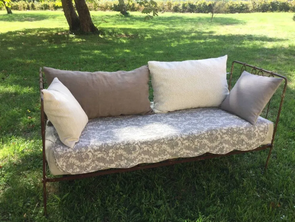 Lit banquette ancien fer forgé avec coussins