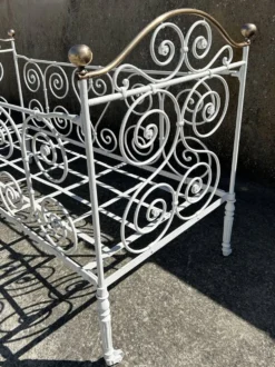 Lit banquette, fer forgé et cuivre, esprit Napoléon III romantique, fin XIX