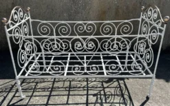 Lit banquette, fer forgé et cuivre, esprit Napoléon III romantique, fin XIX