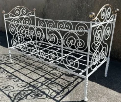 Lit banquette, fer forgé et cuivre, esprit Napoléon III romantique, fin XIX