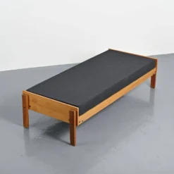 Lit banquette par Pierre Guariche, La Plagne, vers 1965