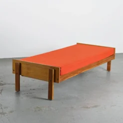 Lit banquette par Pierre Guariche, La Plagne, vers 1965
