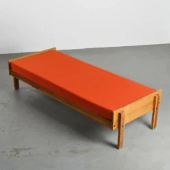 Lit banquette par Pierre Guariche, La Plagne, vers 1965