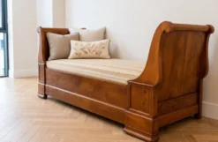Lit bateau / Banquette ancienne noyer massif – Style Louis-Philippe –