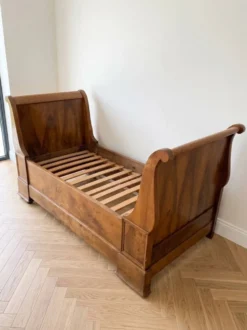 Lit bateau / Banquette ancienne noyer massif – Style Louis-Philippe –