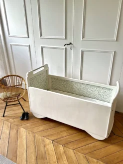 Lit bébé années 50 rénové et son matelas