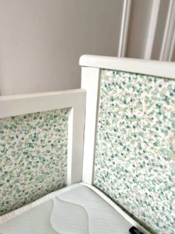 Lit bébé années 50 rénové et son matelas