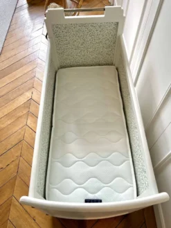 Lit bébé années 50 rénové et son matelas