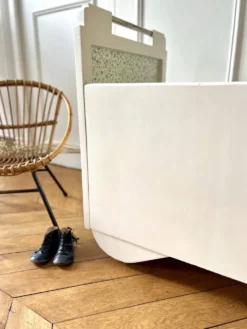 Lit bébé années 50 rénové et son matelas