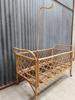 Lit bébé berceau en osier rotin vintage