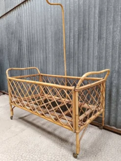 Lit bébé berceau en osier rotin vintage