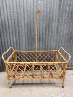 Lit bébé berceau en osier rotin vintage
