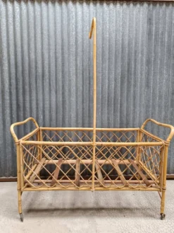 Lit bébé berceau en osier rotin vintage