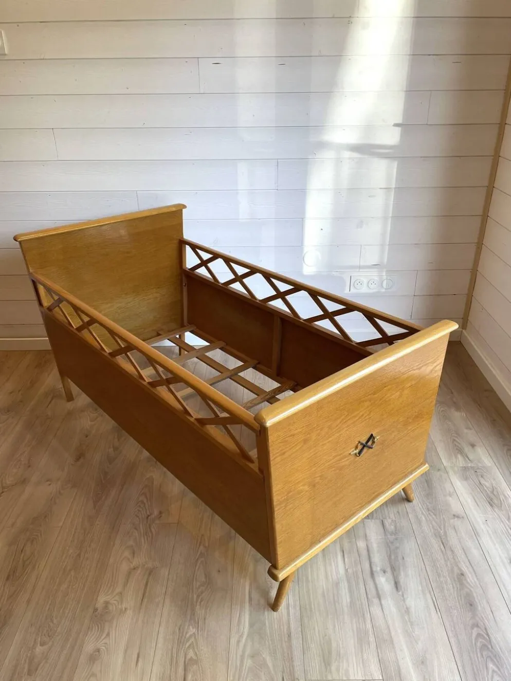 Lit bébé / Berceau vintage en bois et pieds compas - Design Mid-Century
