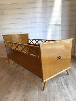 Lit bébé / Berceau vintage en bois et pieds compas - Design Mid-Century