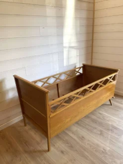 Lit bébé / Berceau vintage en bois et pieds compas - Design Mid-Century
