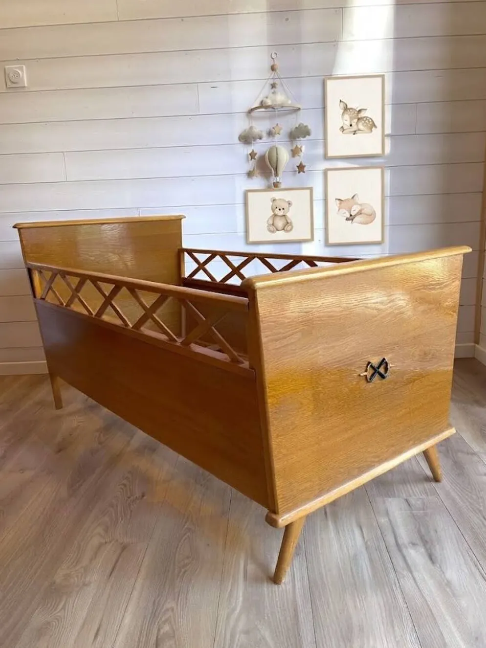 Lit bébé / Berceau vintage en bois et pieds compas - Design Mid-Century