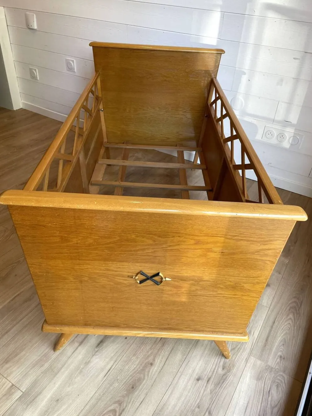 Lit bébé / Berceau vintage en bois et pieds compas - Design Mid-Century