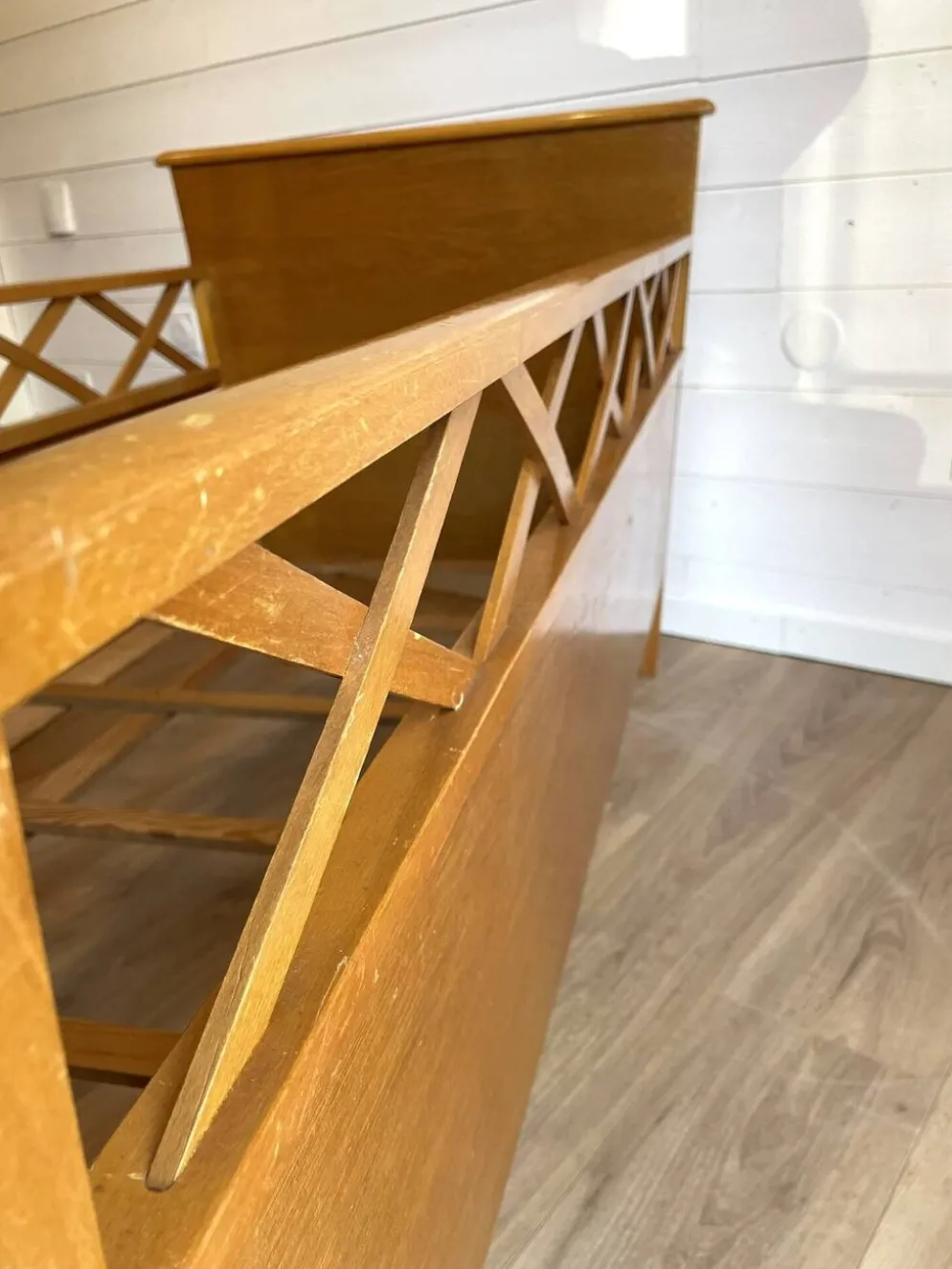 Lit bébé / Berceau vintage en bois et pieds compas - Design Mid-Century