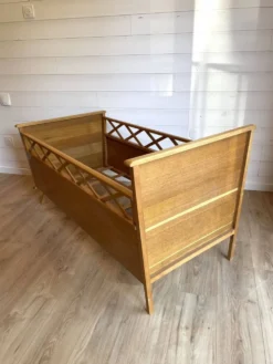 Lit bébé / Berceau vintage en bois et pieds compas - Design Mid-Century