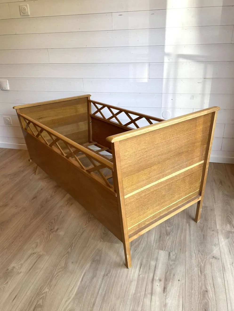Lit bébé / Berceau vintage en bois et pieds compas - Design Mid-Century