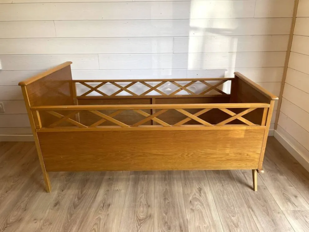 Lit bébé / Berceau vintage en bois et pieds compas - Design Mid-Century