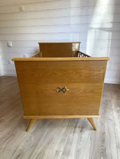 Lit bébé / Berceau vintage en bois et pieds compas - Design Mid-Century