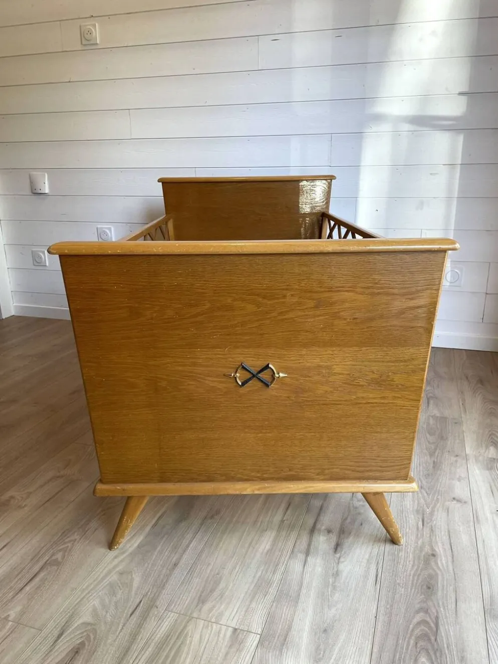 Lit bébé / Berceau vintage en bois et pieds compas - Design Mid-Century